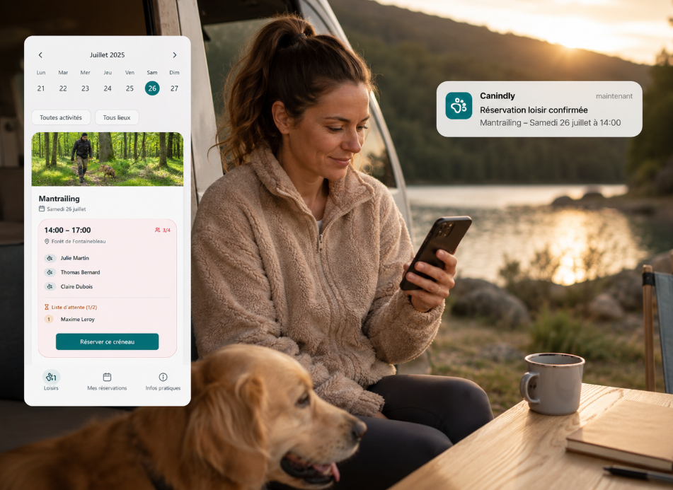 Une propriétaire reçoit une notification de réservation Canindly confirmée sur son téléphone, assise à côté de son chien près d'un lac au coucher du soleil